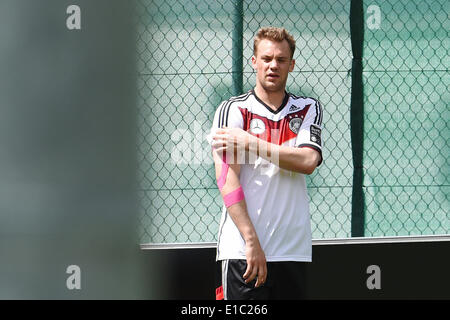 Passeier, Italien. 30. Mai 2014. Torhüter Manuel Neuer von der deutschen Fußball-Nationalmannschaft besucht eine Trainingseinheit auf einem Trainingsplatz in St. Leonhard in Passeier, Italien, 30. Mai 2014. Deutschlands Fußball Mannschaft bereitet sich auf die kommende FIFA WM 2014 in Brasilien bei einem Trainingslager in Südtirol bis 30. Mai 2014. Foto: Andreas Gebert/Dpa/Alamy Live-Nachrichten Stockfoto