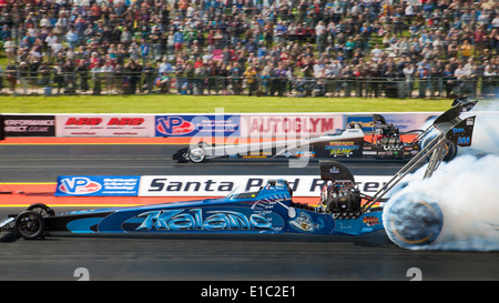 Top Methanol Dragster in Santa Pod. Christopher Polidano Beifahrerseite, Dennis Habermann jenseits. Stockfoto