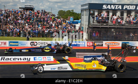 Top Fuel Dragster in Santa Pod. Anita Makela Beifahrerseite Thomas Nataas jenseits. Stockfoto