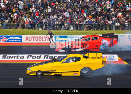 Top Methanol funny Cars Drag-Racing in Santa Pod. Gareth Ellis Beifahrerseite Danny Bellio jenseits. Stockfoto