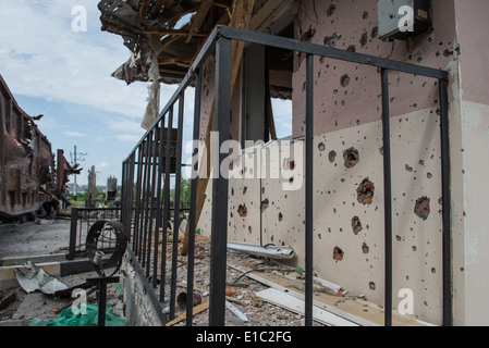 Bahnübergang an der Grenze von Slowjansk - frontline Position des pro-russischen Separatisten in der Ukraine 2014 in Konflikt Stockfoto