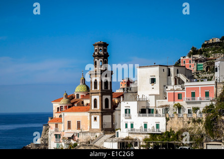 Blick über das Dorf Atrani an der Amalfiküste in Italien Stockfoto