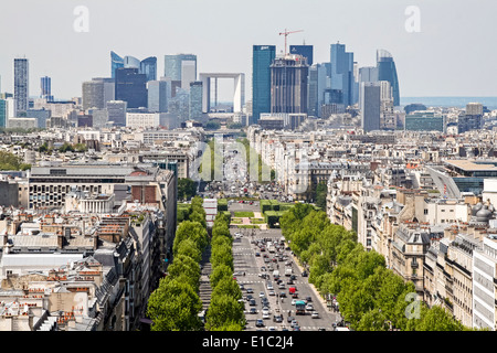 Blick auf Paris Straße in Richtung La Grand Arche und moderne Bürogebäude in La Défense, Blick vom Arc de Triomphe Stockfoto