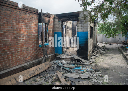 Haus zerstört während der ukrainischen Mörserfeuer in Semionovka in der Nähe von Slowjansk am 23. Mai 2014 Ukraine Stockfoto