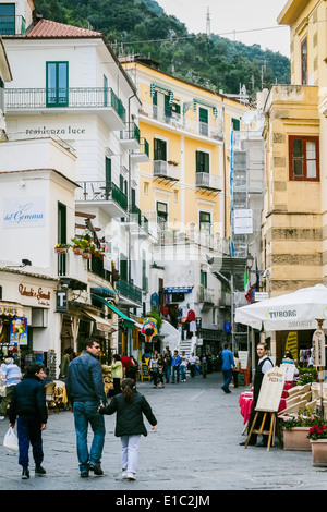 Unbekannte Menschen zu Fuß und shopping auf 9. April 2008 auf der Hauptstraße von Amalfi, Italien Stockfoto