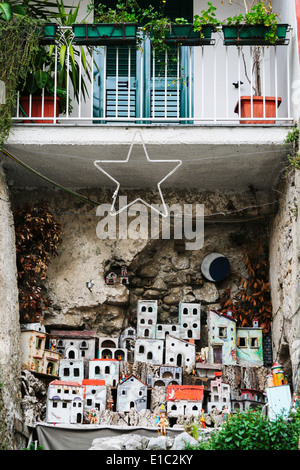 Miniatur-Stadt von Amalfi unter Balkon des Hauses in Amalfi, Italien Stockfoto
