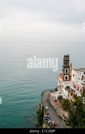 Blick über das Dorf Atrani an der Amalfiküste in Italien Stockfoto