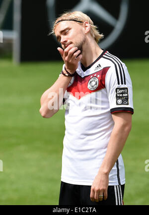 Passeier, Italien. 30. Mai 2014. Marcel Schmelzer der deutsche Fußball Team Gesten während des Trainings auf einem Trainingsplatz in St. Leonhard in Passeier, Italien, 30. Mai 2014. Deutschlands Fußball Mannschaft bereitet sich auf die kommende FIFA WM 2014 in Brasilien bei einem Trainingslager in Südtirol bis 30. Mai 2014. Foto: Andreas Gebert/Dpa/Alamy Live-Nachrichten Stockfoto