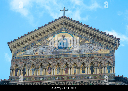 Nahaufnahme der Fassade der Kathedrale von Saint Andrews in Amalfi, Italien Stockfoto