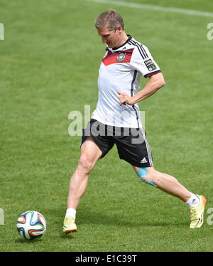 Passeier, Italien. 30. Mai 2014. Bastian Schweinsteiger der deutschen Fußball-Nationalmannschaft geht der Ball während des Trainings auf einem Trainingsplatz in St. Leonhard in Passeier, Italien, 30. Mai 2014. Deutschlands Fußball Mannschaft bereitet sich auf die kommende FIFA WM 2014 in Brasilien bei einem Trainingslager in Südtirol bis 30. Mai 2014. Foto: Andreas Gebert/Dpa/Alamy Live-Nachrichten Stockfoto