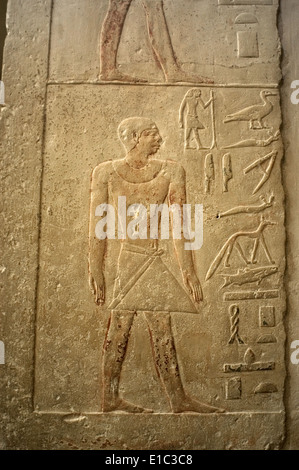 Mastaba des Nefer und Kahay. Männliche Figur. Relief. 5. Dynastie. Altes Königreich. Sakkara. Ägypten. Stockfoto