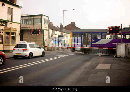 Zug der Northern Rail, der über den Bahnübergang an der Bamber Bridge, Preston, Lancashire, Großbritannien fährt Stockfoto