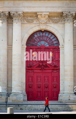 Frau geht vorbei an den vorderen Türen nach Saint-Paul - Saint Louis Church im Marais, Paris Frankreich Stockfoto