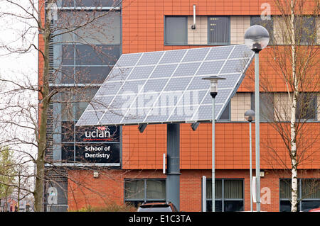 Solar-Panel vor Schule der Zahnmedizin Universität des zentralen lancashire(UCLAN), Preston, UK Stockfoto