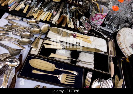 Diverse alte Küchenutensilien auf dem Display an outdoor-Markt in Stroud, Gloucestershire, UK Stockfoto