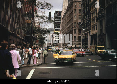 1970er Jahre Amerika. Gelbe Taxis an der Ecke 5th Avenue und 48th Street. Manhattan, New York City, ca. 1972. Stockfoto