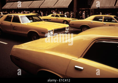 1970er Jahre Amerika. Gelben Taxis auf der 5th Avenue in der Nähe von 48th Street. Manhattan, New York City, ca. 1972. Stockfoto