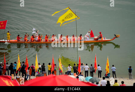 Zigui, China Hubei Provinz. 30. Mai 2014. Ein Drachen-Boot-Team ist bereit, das Drachenbootrennen vor der Drachenboot-Festival in Zigui County von Yichang Stadt, Zentral-China Hubei Provinz, 30. Mai 2014 niedergelegt. Das Drachenboot-Festival, das am 2. Juni dieses Jahres fällt, wird geglaubt, um entworfen werden, um den Tod von Qu Yuan, ein Patriot Dichter während Warring Zustand-Periode (475-221 v. Chr.) zu gedenken. Da die Festival Ansätze hielten die Menschen in Zigui County, Heimatstadt von Qu Yuan, Drachen Regatten für feiern. Bildnachweis: Hao Tongqian/Xinhua/Alamy Live-Nachrichten Stockfoto