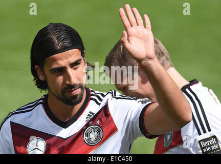 Passeier, Italien. 30. Mai 2014. Sami Khedira der deutschen Fußball-Nationalmannschaft "Wellenlinien" Fans während des Trainings auf einem Trainingsplatz in St. Leonhard in Passeier, Italien, 30. Mai 2014. Deutschlands Fußball Mannschaft bereitet sich auf die kommende FIFA WM 2014 in Brasilien bei einem Trainingslager in Südtirol bis 30. Mai 2014. Foto: Andreas Gebert/Dpa/Alamy Live-Nachrichten Stockfoto