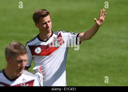 Passeier, Italien. 30. Mai 2014. Erik Durm der deutschen Fußball-Nationalmannschaft "Wellenlinien" Fans während des Trainings auf einem Trainingsplatz in St. Leonhard in Passeier, Italien, 30. Mai 2014. Deutschlands Fußball Mannschaft bereitet sich auf die kommende FIFA WM 2014 in Brasilien bei einem Trainingslager in Südtirol bis 30. Mai 2014. Foto: Andreas Gebert/Dpa/Alamy Live-Nachrichten Stockfoto