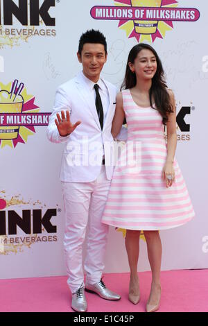 Shanghai, China. 28. Mai 2014. Huang Xiaoming Schauspieler und Schauspielerin Angelababy besuchen Millionen von Milchshakes Shop Eröffnungsfeier am Wanda Plaza in Shanghai, China am Mittwoch, 28. Mai 2014. © TopPhoto/Alamy Live-Nachrichten Stockfoto