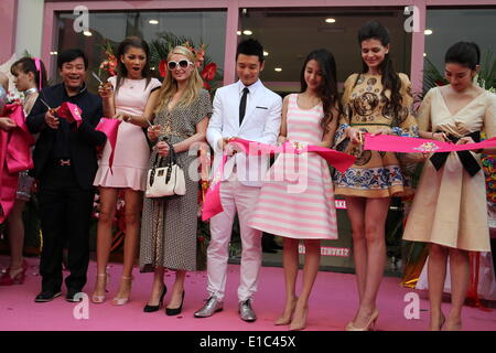 Shanghai, China. 28. Mai 2014. Schauspielerin Zendaya Coleman, Paris Hilton, Schauspieler Schauspielerin Angelababy und Huang Xiaoming besuchen Millionen von Milchshakes-Shop Eröffnungsfeier am Wanda Plaza in Shanghai, China bei Mittwoch, 28. Mai 2014. © TopPhoto/Alamy Live-Nachrichten Stockfoto