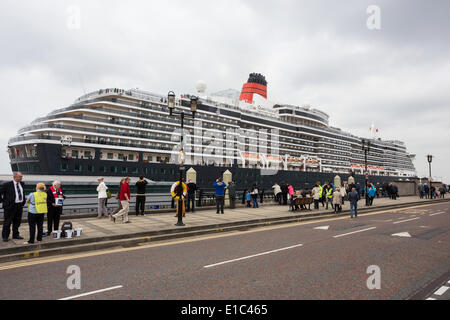 Liverpool, Vereinigtes Königreich. 30. Mai 2014. Die Cunard-Kreuzfahrtschiff, Queen Victoria, kam in Liverpool am Freitag, 30. Mai 2014, ein selten über Nacht Besuch der Stadt anlässlich die Jungfernfahrt, genau 100 Jahre zuvor am 30. Mai 1914, der RMS Aquitania. Der Aquitania war einer der bekanntesten und beliebtesten Schiffe der Cunard-Geschichte. Königin Victorias Aufenthalt macht es den ersten Übernachtung Aufruf in Cunard "Heimat" von Cunard Passagierschiff seit Franken im Januar 1968. Bildnachweis: Christopher Middleton/Alamy Live-Nachrichten Stockfoto