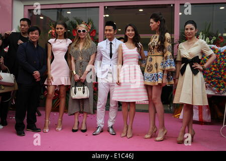Shanghai, China. 28. Mai 2014. Schauspielerin Zendaya Coleman, Paris Hilton, Schauspieler Schauspielerin Angelababy und Huang Xiaoming besuchen Millionen von Milchshakes-Shop Eröffnungsfeier am Wanda Plaza in Shanghai, China bei Mittwoch, 28. Mai 2014. © TopPhoto/Alamy Live-Nachrichten Stockfoto
