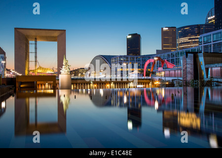 Der große Bogen und moderne Gebäude von La Défense, Paris Frankreich Stockfoto