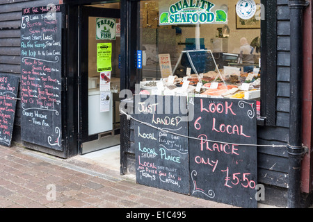 Frischen Fisch Fischgeschäft Shop Fenster Anzeige, Hastings, Sussex, England, GB, UK Stockfoto