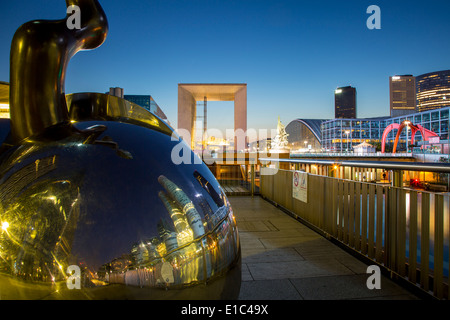 Der große Bogen und moderne Gebäude von La Défense, Paris Frankreich Stockfoto