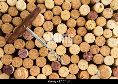 Hintergrundtextur von übersichtlichen Korken und Calassic Wein Flaschenöffner Wein dicht verpackt, zusammen mit ihre Spitzen mit Blick auf Stockfoto