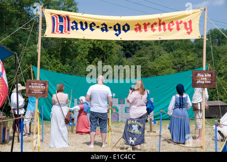 Tewkesbury Mittelalterfest, Gloucester UK Juli 2013: Have-a-Go-Bogenschießen-Stall und Teilnehmer Stockfoto