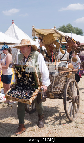 Tewkesbury Mittelalterfest, Gloucester UK Juli 2013: Hausierer mit geflochtenen & Holz Karren verkauft seine waren auf dem Markt Stockfoto