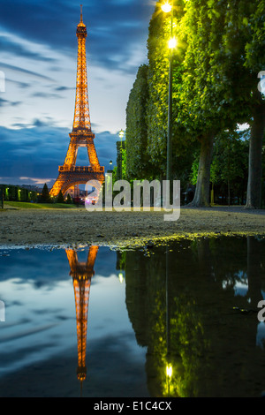 Abenddämmerung Reflexionen unter dem Eiffelturm, Paris Frankreich Stockfoto