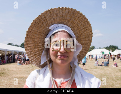 Tewkesbury Mittelalterfest, Gloucester UK Juli 2013: Frau in mittelalterlichen Kostümen, darunter authentische Gläser Stockfoto