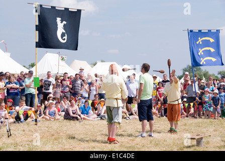 Tewkesbury Mittelalterfest, Gloucester UK Juli 2013: Gaukler jonglieren mit eine unglückliche Opfer von der Masse zwischen Ihnen Stockfoto