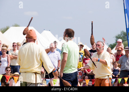 Tewkesbury Mittelalterfest, Gloucester UK Juli 2013: Gaukler jonglieren mit eine unglückliche Opfer von der Masse zwischen Ihnen Stockfoto