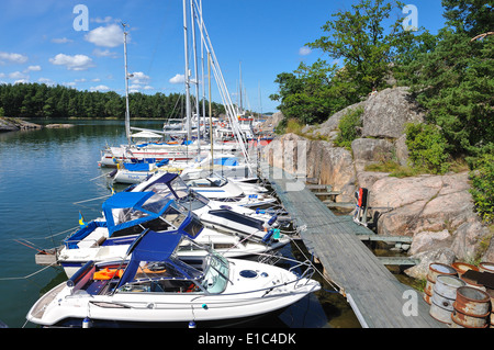 Sommer in Schweden - Freizeitboote vertäut am Harstena Insel in den schwedischen Schären von Gryt Stockfoto