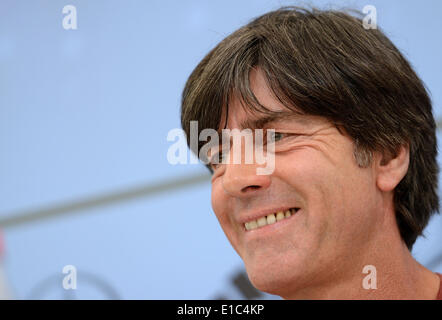 Passeier, Italien. 30. Mai 2014. Bundestrainer Joachim Loew Fußball Team Lächeln auf einer Pressekonferenz auf ein Training Verbindung an St. Leonhard in Passeier, Italien, 30. Mai 2014. Deutschlands Fußball Mannschaft bereitet sich auf die kommende FIFA WM 2014 in Brasilien bei einem Trainingslager in Südtirol bis 30. Mai 2014. Foto: Andreas Gebert/Dpa/Alamy Live-Nachrichten Stockfoto