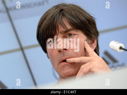 Passeier, Italien. 30. Mai 2014. Bundestrainer Joachim Loew der deutschen Fußball-Team Gesten während auf einer Pressekonferenz auf eine Ausbildung Verbindung bei St. Leonhard in Passeier, Italien, 30. Mai 2014. Deutschlands Fußball Mannschaft bereitet sich auf die kommende FIFA WM 2014 in Brasilien bei einem Trainingslager in Südtirol bis 30. Mai 2014. Foto: Andreas Gebert/Dpa/Alamy Live-Nachrichten Stockfoto