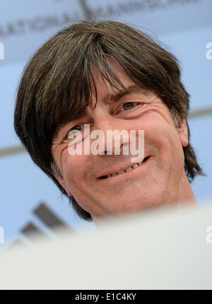 Passeier, Italien. 30. Mai 2014. Bundestrainer Joachim Loew der deutschen Fußball-Team Gesten während auf einer Pressekonferenz auf eine Ausbildung Verbindung bei St. Leonhard in Passeier, Italien, 30. Mai 2014. Deutschlands Fußball Mannschaft bereitet sich auf die kommende FIFA WM 2014 in Brasilien bei einem Trainingslager in Südtirol bis 30. Mai 2014. Foto: Andreas Gebert/Dpa/Alamy Live-Nachrichten Stockfoto