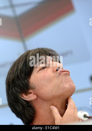 Passeier, Italien. 30. Mai 2014. Bundestrainer Joachim Loew der deutschen Fußball-Team Gesten während auf einer Pressekonferenz auf eine Ausbildung Verbindung bei St. Leonhard in Passeier, Italien, 30. Mai 2014. Deutschlands Fußball Mannschaft bereitet sich auf die kommende FIFA WM 2014 in Brasilien bei einem Trainingslager in Südtirol bis 30. Mai 2014. Foto: Andreas Gebert/Dpa/Alamy Live-Nachrichten Stockfoto