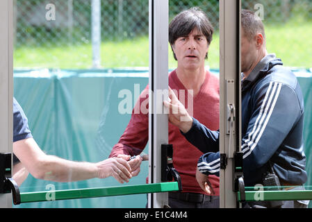 Passeier, Italien. 30. Mai 2014. Trainer Joachim Loew von der deutschen Fußball-Nationalmannschaft kommt für eine Pressekonferenz auf eine zusammengesetzte Ausbildung in St. Leonhard in Passeier, Italien, 30. Mai 2014. Deutschlands Fußball Mannschaft bereitet sich auf die kommende FIFA WM 2014 in Brasilien bei einem Trainingslager in Südtirol bis 30. Mai 2014. Foto: Andreas Gebert/Dpa/Alamy Live-Nachrichten Stockfoto