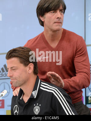 Passeier, Italien. 30. Mai 2014. Head Coach Joachim Löw (R) und Torhüter Roman Weidenfeller gelten während der Pressekonferenz des deutschen Fußball-Nationalmannschaft auf eine Ausbildung Verbindung bei St. Leonhard in Passeier, Italien, die 30. Mai 2014. Deutschlands Fußball Mannschaft bereitet sich auf die kommende FIFA WM 2014 in Brasilien bei einem Trainingslager in Südtirol bis 30. Mai 2014. Foto: Andreas Gebert/Dpa/Alamy Live-Nachrichten Stockfoto