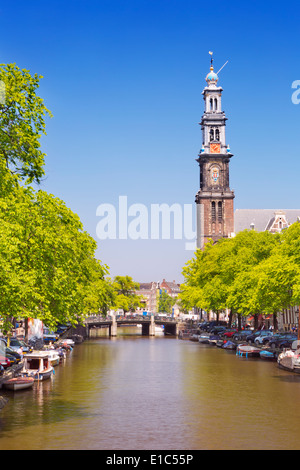 Einen Kanal und der Westerkerk Kirchturm in Amsterdam, Niederlande an einem schönen sonnigen Tag Stockfoto