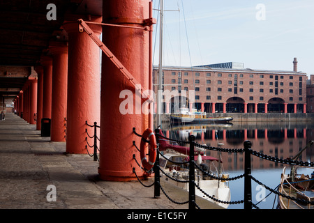 Boote in den Albert Docks in Liverpool Stockfoto