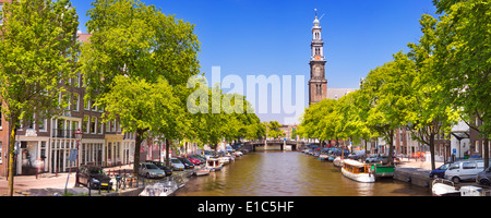 Einen Kanal und der Westerkerk Kirchturm in Amsterdam, Niederlande an einem schönen sonnigen Tag Stockfoto