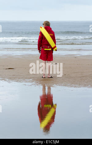 Saltburn von Meer, North Yorkshire, England, UK. 30. Mai 2014. Ein ruhiger Tag im Büro für diese gähnende Rettungsschwimmer am letzten Tag der Halbzeit als grauer Himmel halten die Massen entfernt. Bildnachweis: ALANDAWSONPHOTOGRAPHY/Alamy Live-Nachrichten Stockfoto