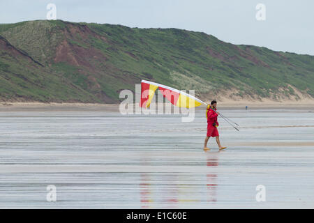 Saltburn von Meer, North Yorkshire, England, UK. 30. Mai 2014. Ein ruhiger Tag im Büro für diese Rettungsschwimmer am letzten Tag der Halbzeit als grauer Himmel halten die Massen entfernt. Bildnachweis: ALANDAWSONPHOTOGRAPHY/Alamy Live-Nachrichten Stockfoto